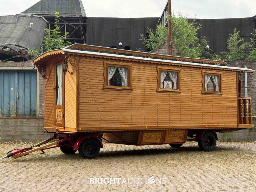 Rifra Saloon (EIGENBOUW - Pipowagen) 1953, LPL-80-D + Hanomag R442T-Brillant Tractor 42pk 1962, TDJ-78-P