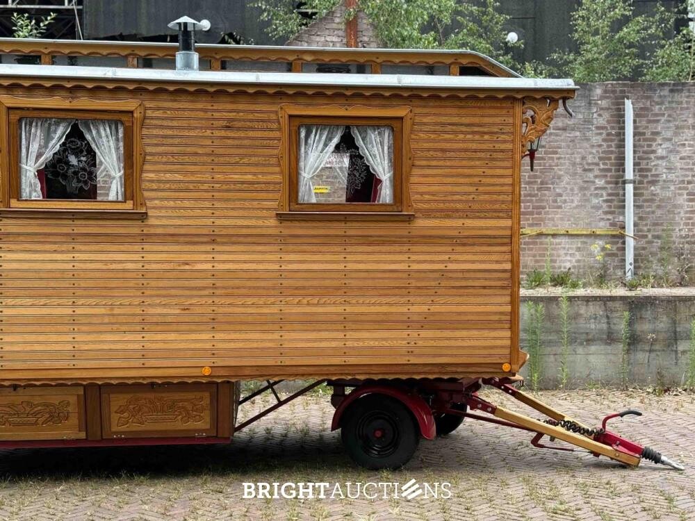 Rifra Saloon (EIGENBOUW - Pipowagen) 1953, LPL-80-D + Hanomag R442T-Brillant Tractor 42pk 1962, TDJ-78-P