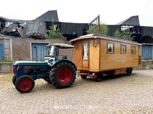 BRIGHT AUCTIONS: Rifra Saloon (EIGENBOUW - Pipowagen) 1953, LPL-80-D + Hanomag R442T-Brillant Tractor 42pk 1962, TDJ-78P