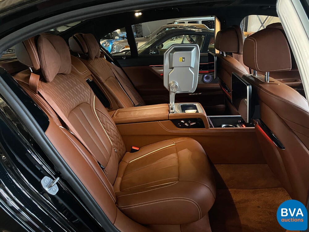 BMW M760Li V12 609pk M-sport xDrive 7-serie 2017, TV-437-J