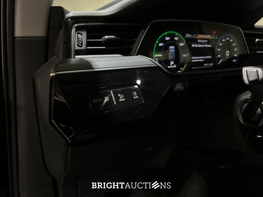 Audi e-tron 50 Quattro Business edition 71 kWh 313pk 2020 (Origineel-NL), J-427-FG