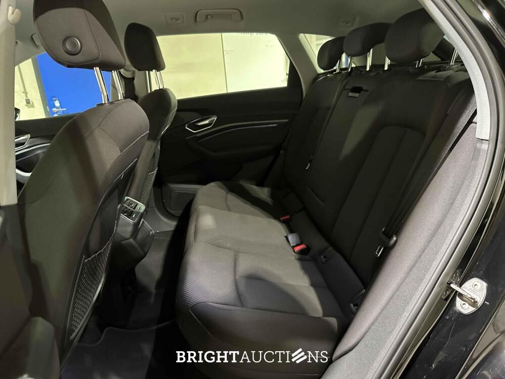 Audi e-tron 50 Quattro Business edition 71 kWh 313pk 2020 (Origineel-NL), J-427-FG