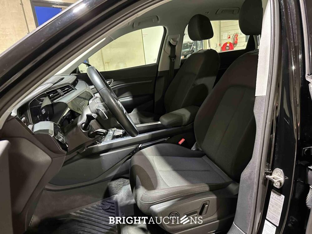 Audi e-tron 50 Quattro Business edition 71 kWh 313pk 2020 (Origineel-NL), J-427-FG