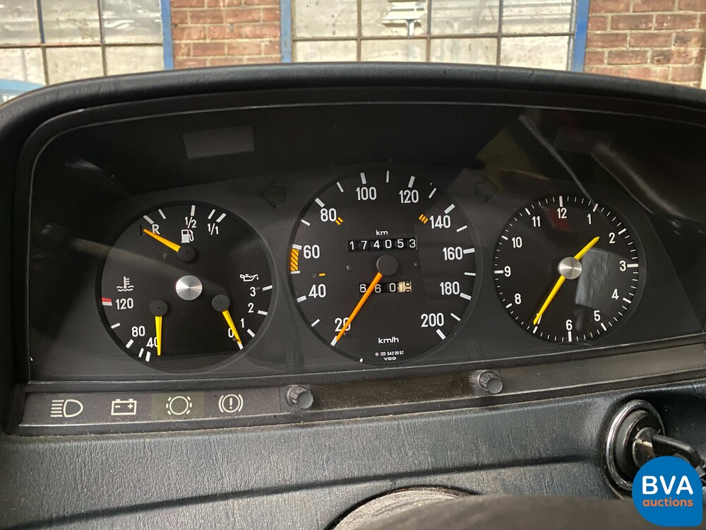 Mercedes-Benz 200-280 (W123) 2.0 109pk 1981, 34-XF-TK