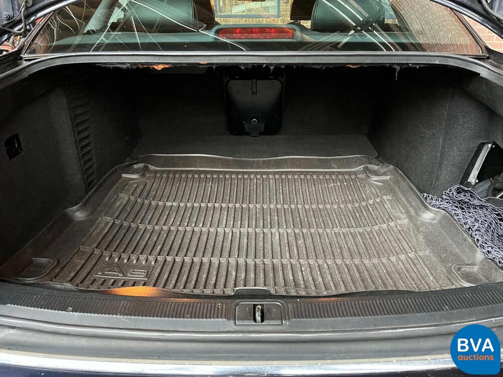 Audi A8 2.8 5V quattro Exclusive 193pk 2002 -Org. NL-, 21-JZ-DK