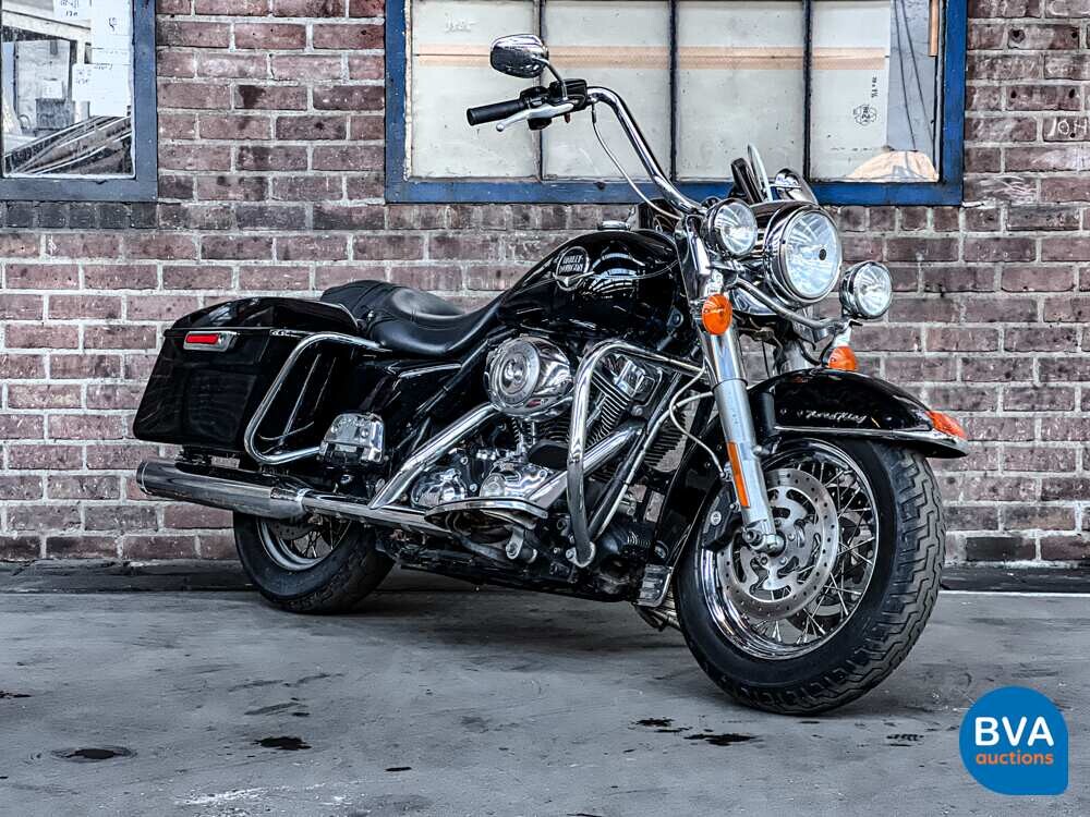 2008er Harley-Davidson Road King FLHRC mit 67 PS.