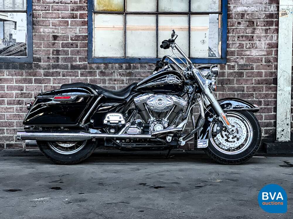 2008er Harley-Davidson Road King FLHRC mit 67 PS.