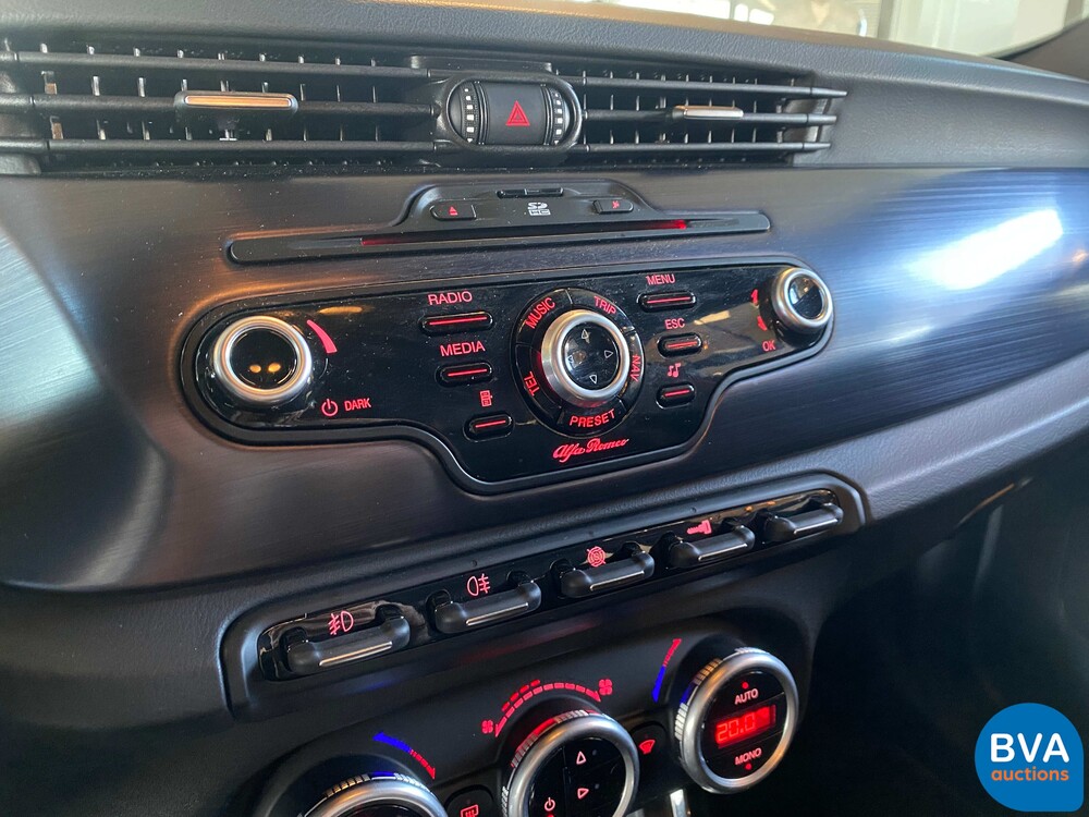 Alfa Romeo Giulietta 1.4T Distinctive 170hp 2011 -Org. NL-, 08-RSH-1.