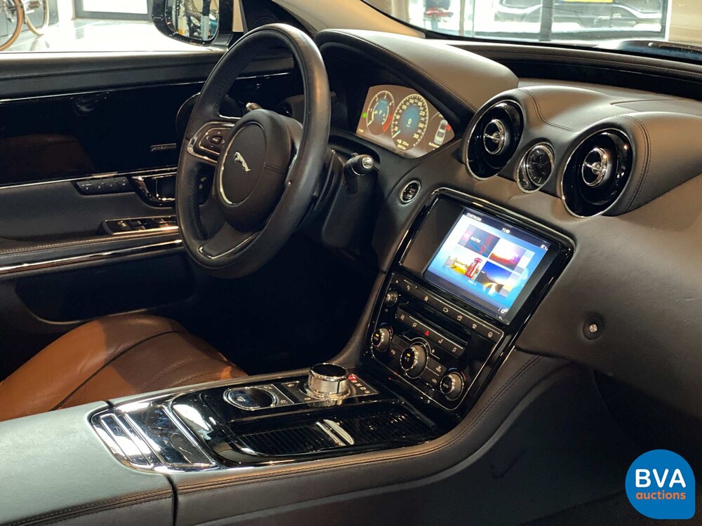 Jaguar XJ 3.0 D Premium Luxury 300hp 2018 Facelift, TD-898-B.