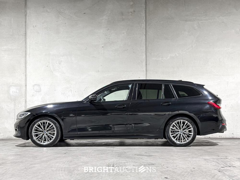 BMW 330e Touring Business Edition Plus 184pk 2021 3-serie (Origineel-NL + 1e Eigenaar) L-480-TL