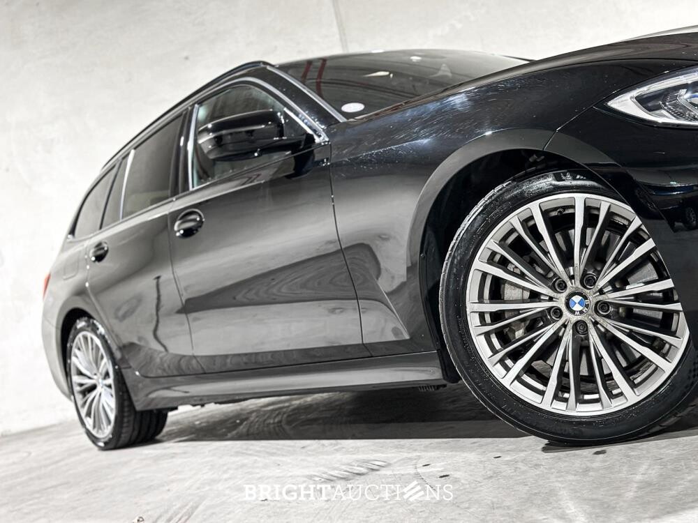 BMW 330e Touring Business Edition Plus 184pk 2021 3-serie (Origineel-NL + 1e Eigenaar) L-480-TL