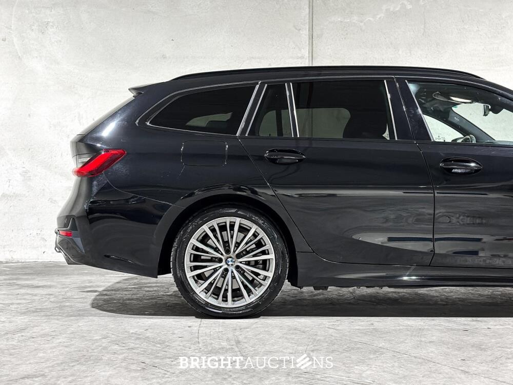 BMW 330e Touring Business Edition Plus 184pk 2021 3-serie (Origineel-NL + 1e Eigenaar) L-480-TL