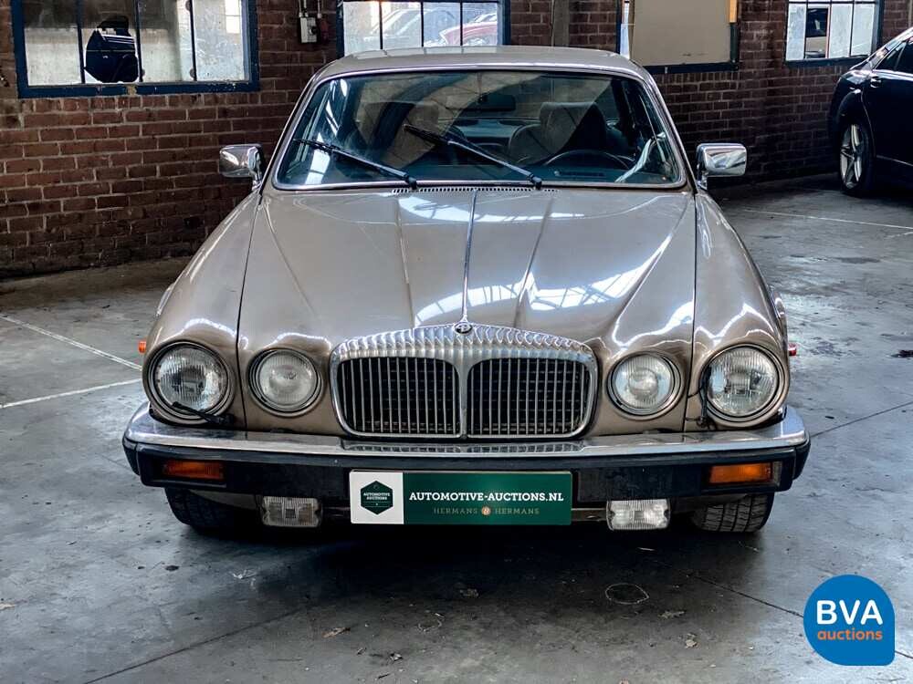 Daimler Double Six 5.3 V12 295pk 1982, 63-TGV-6