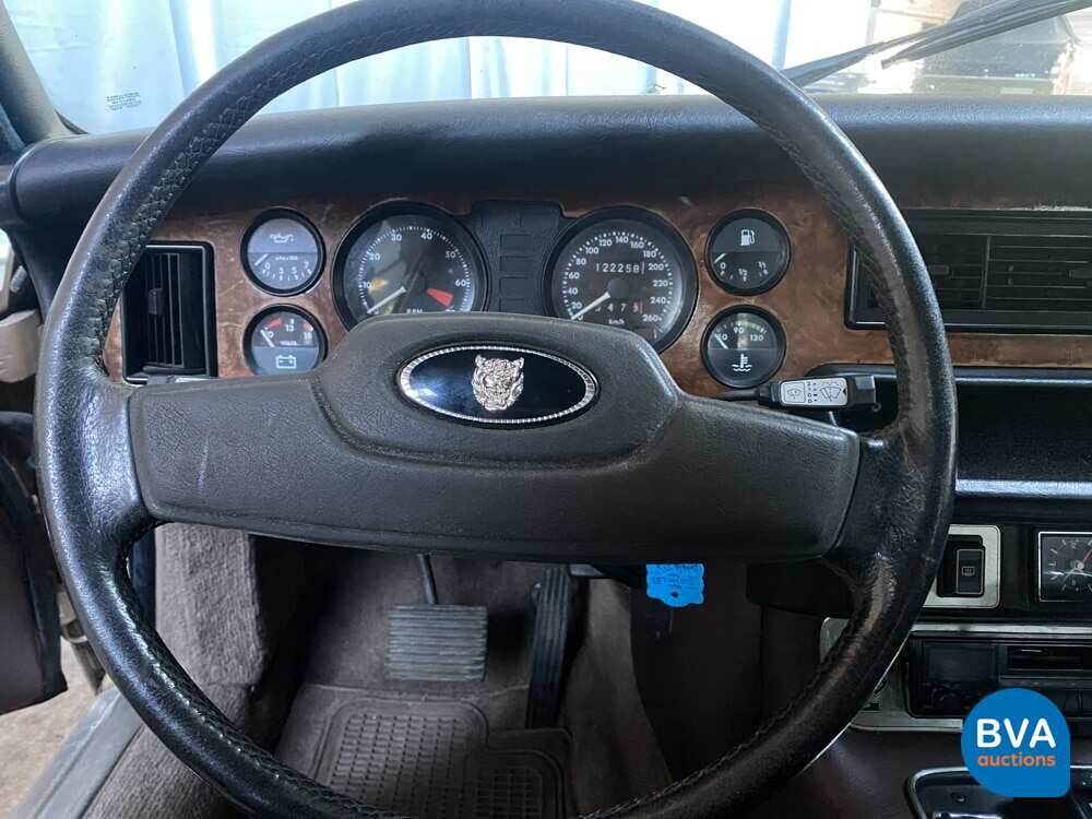 Daimler Double Six 5.3 V12 295pk 1982, 63-TGV-6