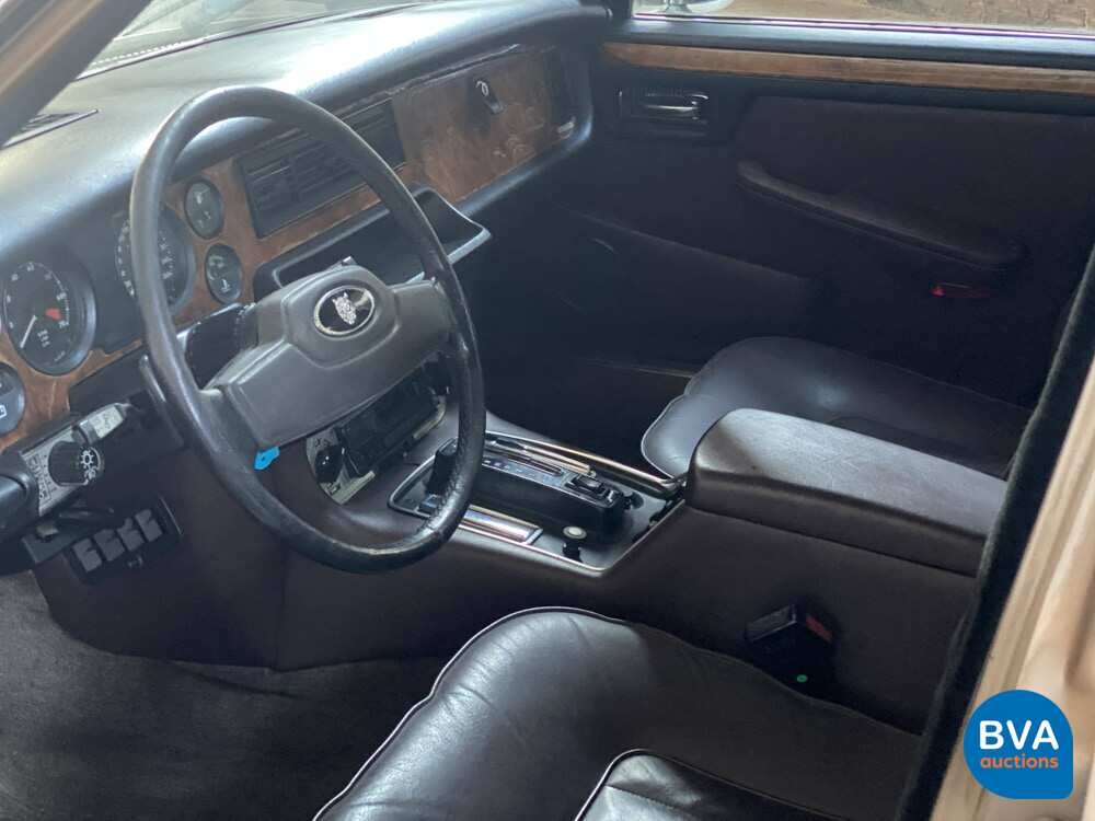 Daimler Double Six 5.3 V12 295pk 1982, 63-TGV-6