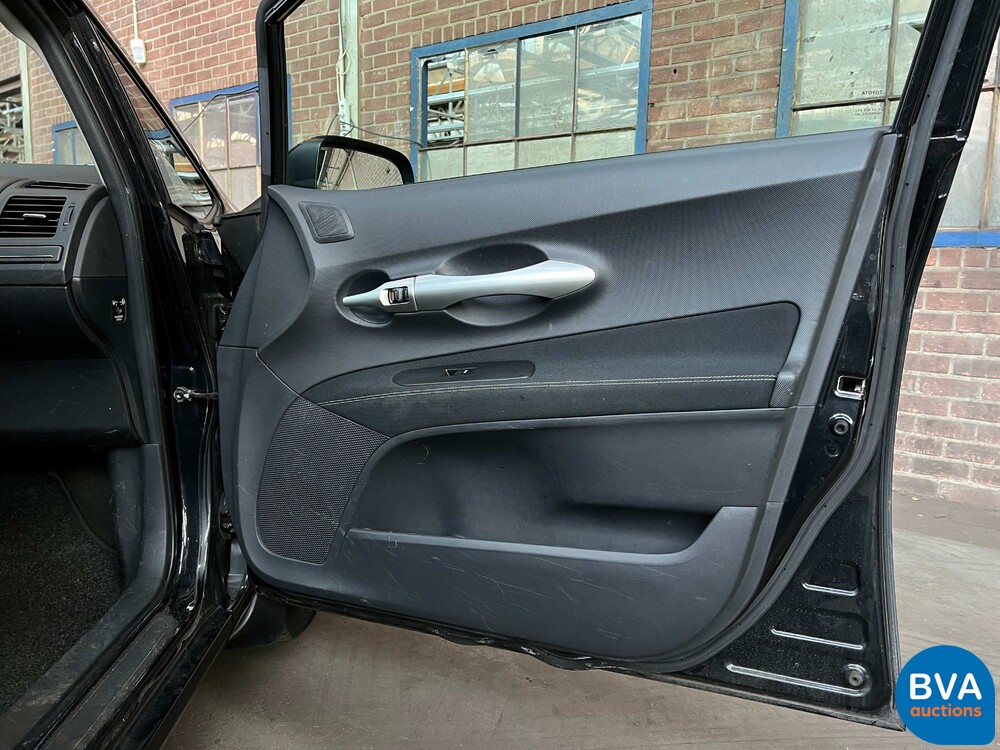 Toyota Auris 1.8 Vollhybrid Dynamisch 136PS 2011 -Org. NL-, 95-PKJ-9.