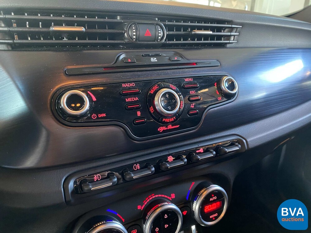 Alfa Romeo Giulietta 1.4T Distinctive 170hp 2011 -Org. NL-, 08-RSH-1.