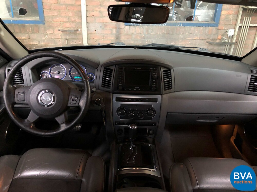 Jeep Grand Cherokee SRT6.1 V8 2007, graue Zulassung.