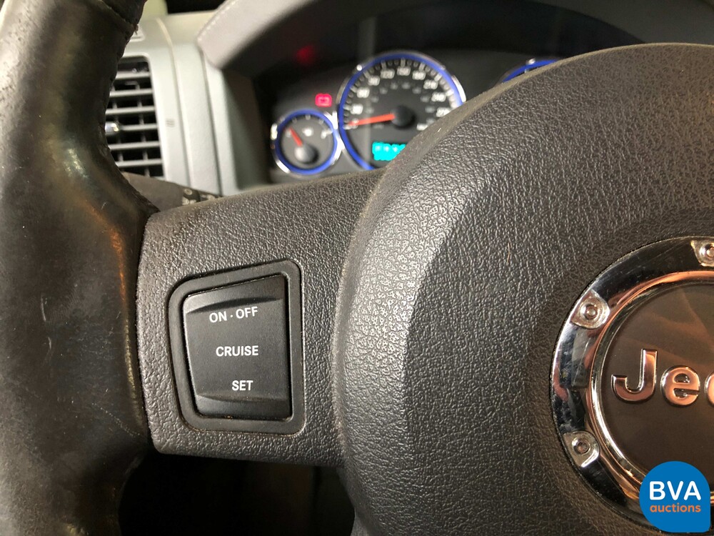 Jeep Grand Cherokee SRT6.1 V8 2007, graue Zulassung.