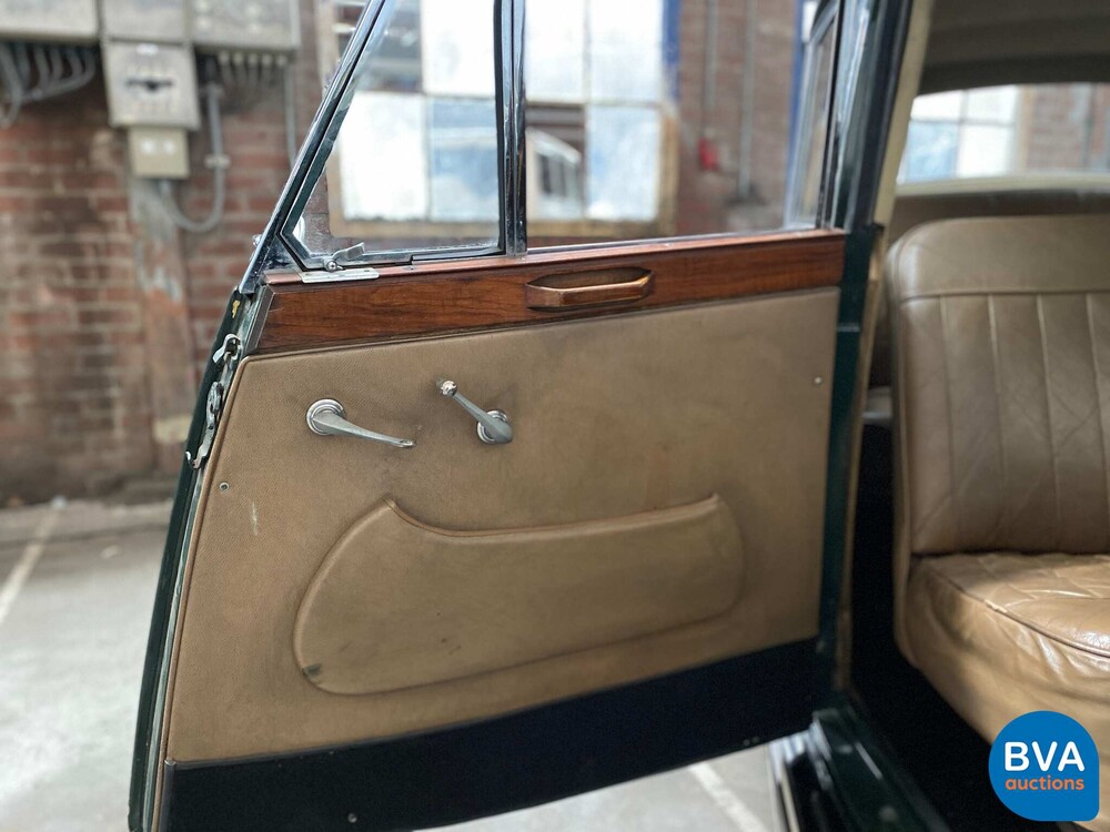 Triumph Saloon Rigid Body 2000 1936, DY-41-RT.