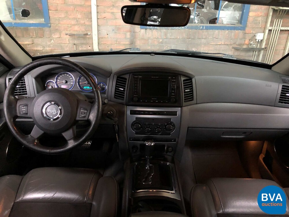 Jeep Grand Cherokee SRT6.1 V8 2007, graue Zulassung.