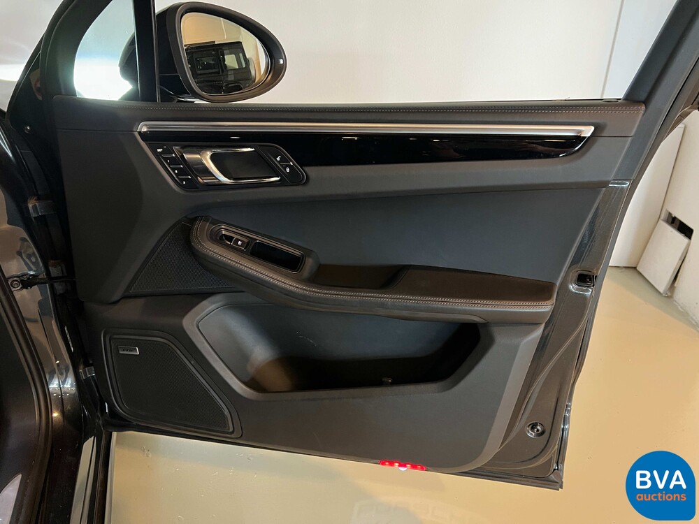 Porsche Macan Turbo 3.6 400pk FACELIFT 2016 AKRAPOVIC Sport-Chrono, NX-244-N