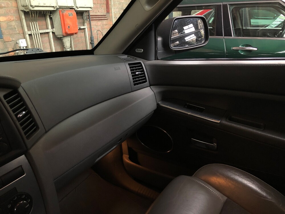 Jeep Grand Cherokee SRT6.1 V8 2007, graue Zulassung.