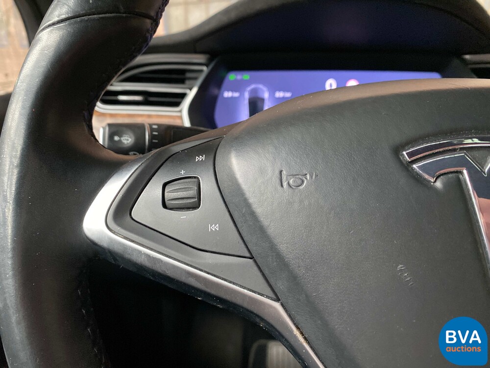 Tesla Model X 75D Base 6-Personen 333 PS 2016 - Org. NL-, ND-695-V.