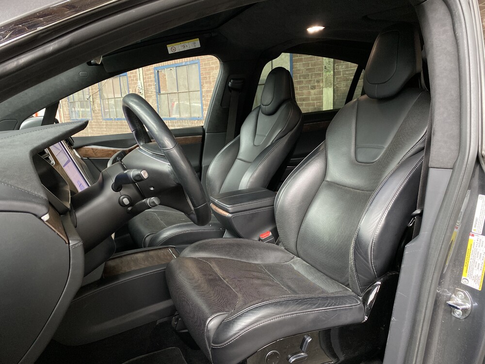 Tesla Model X 75D Base 6-Personen 333 PS 2016 - Org. NL-, ND-695-V.