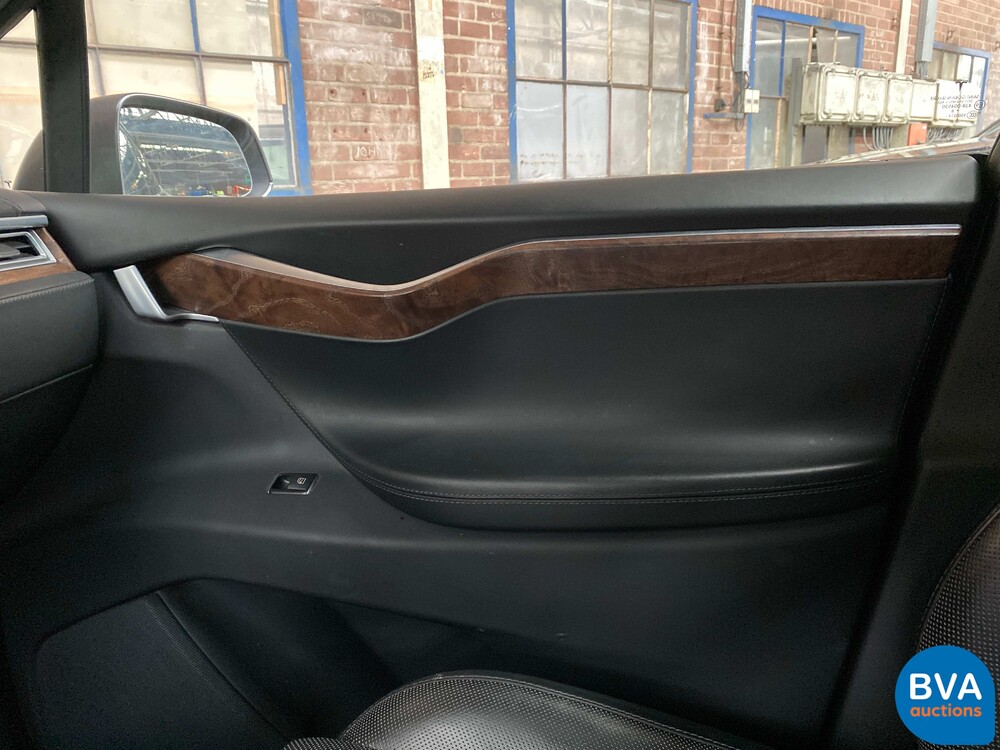 Tesla Model X 75D Base 6-Personen 333 PS 2016 - Org. NL-, ND-695-V.