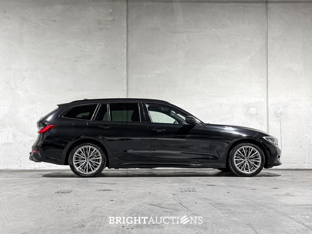 BMW 330e Touring Business Edition Plus 184pk 2021 3-serie (Origineel-NL + 1e Eigenaar) L-480-TL 