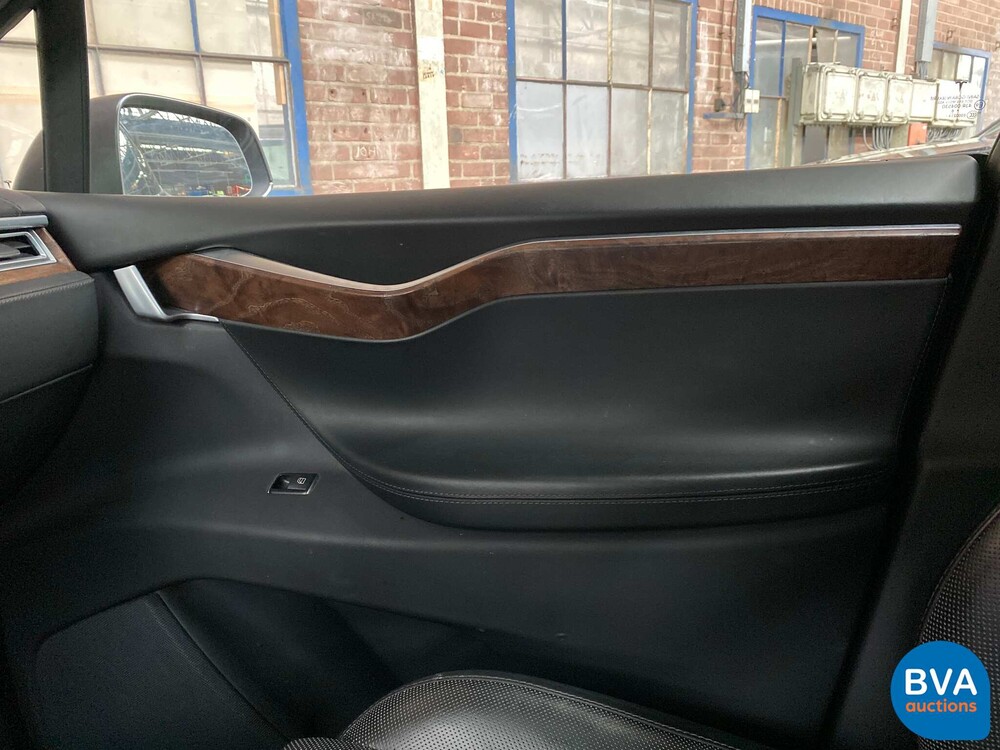 Tesla Model X 75D Base 6-Personen 333 PS 2016 - Org. NL-, ND-695-V.