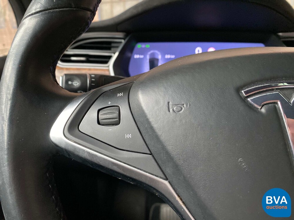 Tesla Model X 75D Base 6-Personen 333 PS 2016 - Org. NL-, ND-695-V.