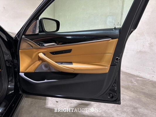 BMW M550i xDrive High Executive G30 462pk 2018 (Origineel-NL), RS-253-R