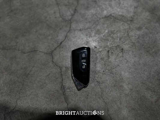 Volkswagen Golf VIII R 4Motion 20th Annniversary -AKRAPOVIC- 2.0 TSI 333pk 2023 LIMITED (Golf 8), NL-KENTEKEN