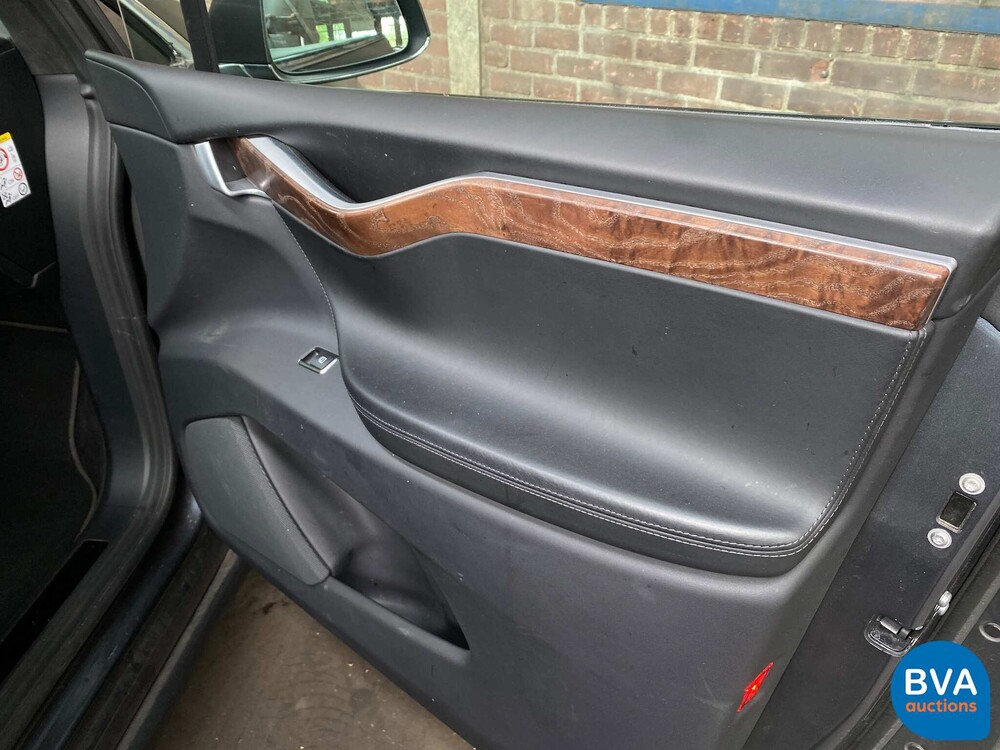 Tesla Model X 75D Base 6-Personen 333 PS 2016 - Org. NL-, ND-695-V.