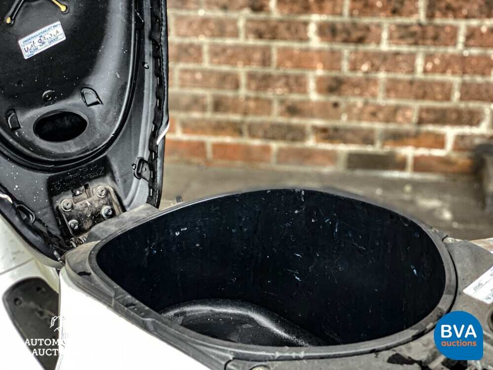 Vespa Sprint Scooter White 4T 50cc 2015, F-808-ZJ -Original Niederländisch-.