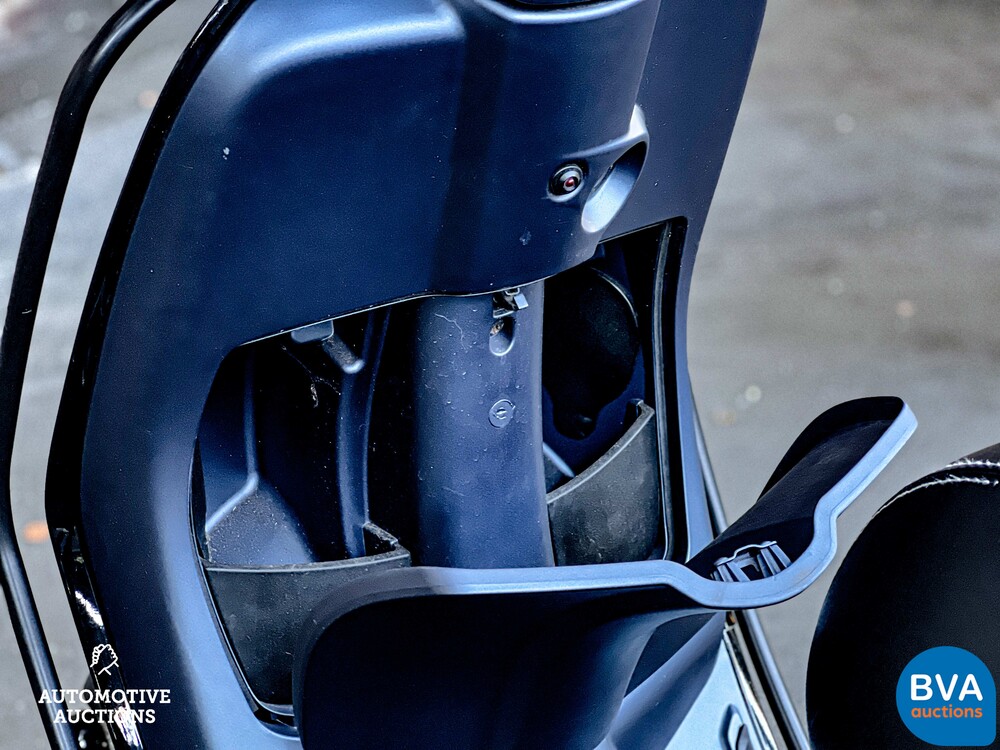 *Custom Color* Piaggio Vespa sprint 2016, DDH-40-D