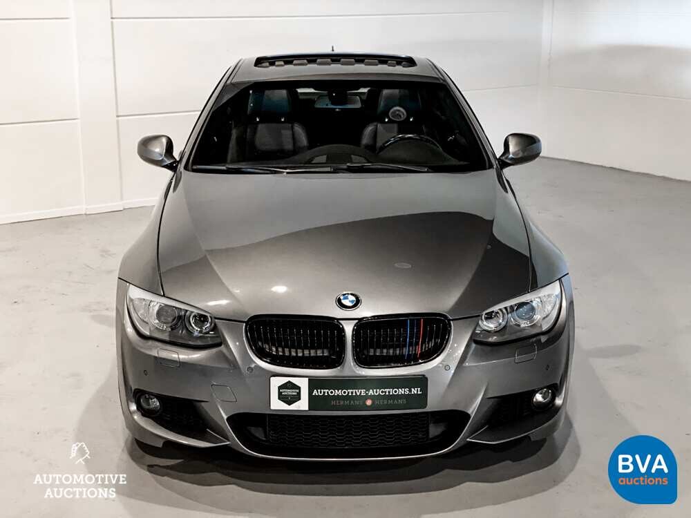BMW 330i Coupe Automatik M-Paket 3er 272pk 2011 -Org. NL-, 79-RHP-1.