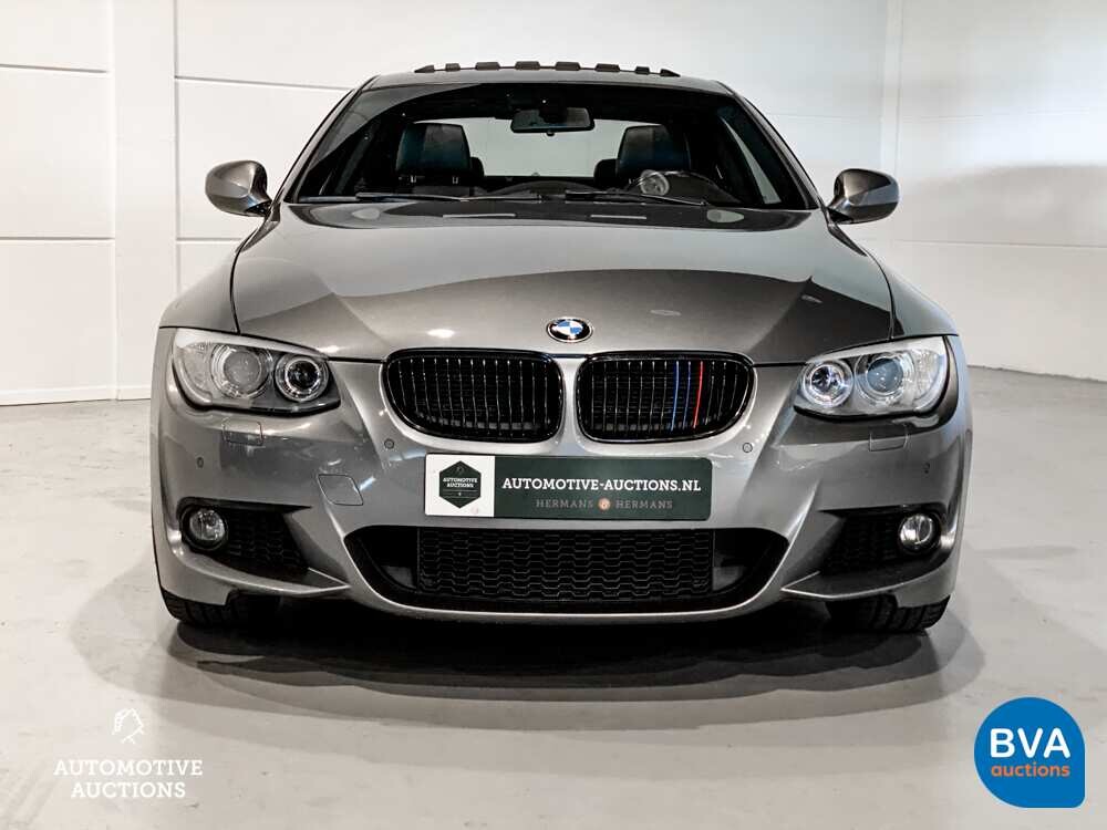 BMW 330i Coupe Automatik M-Paket 3er 272pk 2011 -Org. NL-, 79-RHP-1.