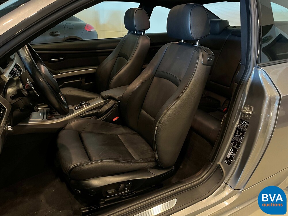 BMW 330i Coupe Automatik M-Paket 3er 272pk 2011 -Org. NL-, 79-RHP-1.