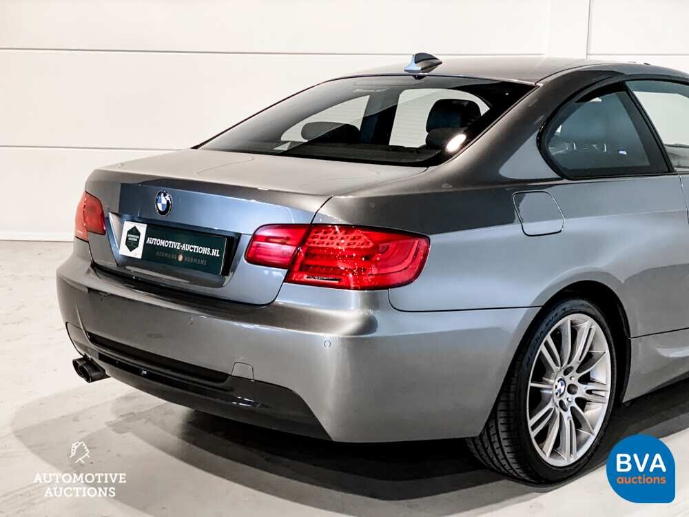 BMW 330i Coupe Automatik M-Paket 3er 272pk 2011 -Org. NL-, 79-RHP-1.