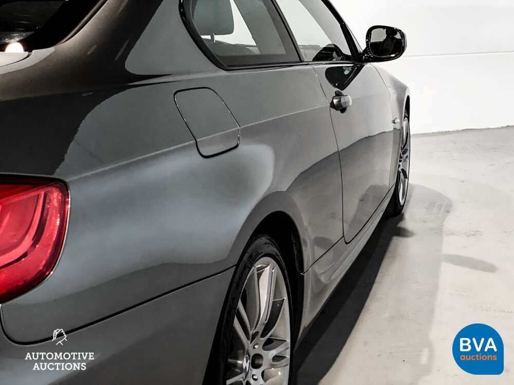 BMW 330i Coupe Automatik M-Paket 3er 272pk 2011 -Org. NL-, 79-RHP-1.