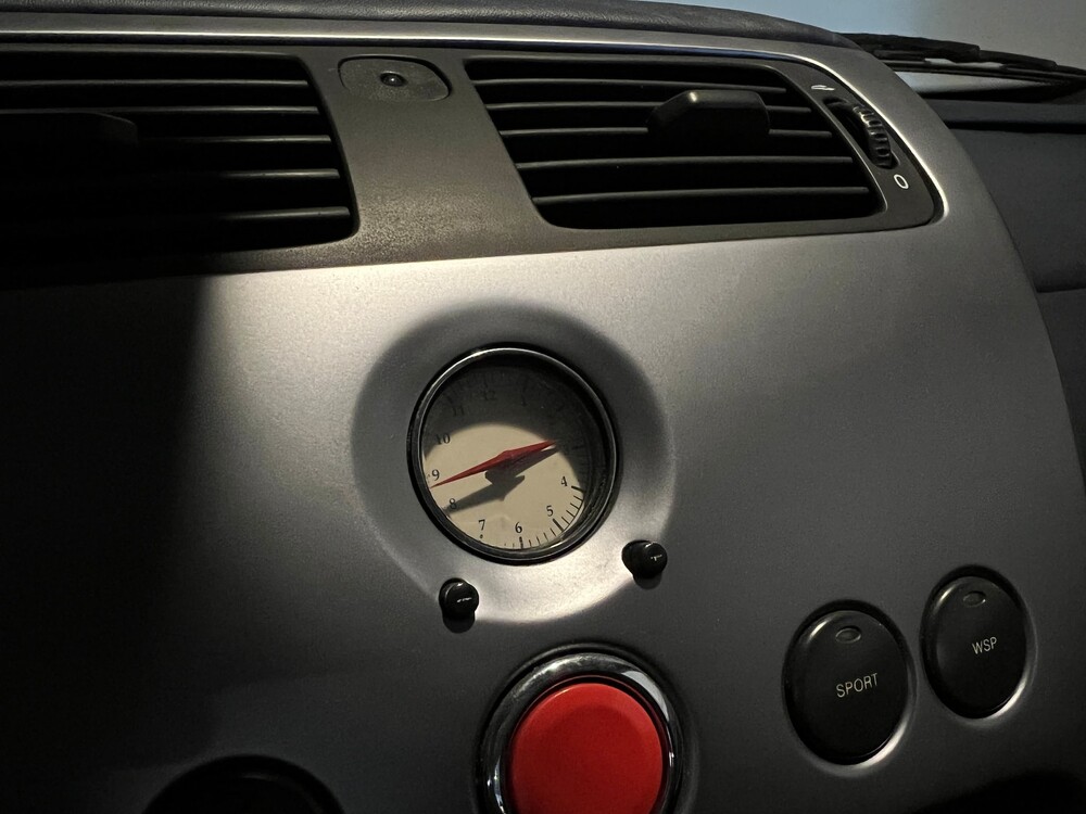 Aston Martin Vanquish 5.9 V12 466 PS 2003.