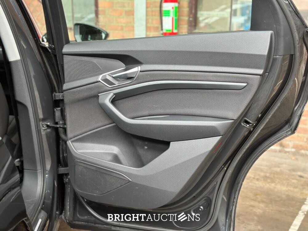 Audi E-tron 50 quattro Business edition 71 kWh 313pk 2020 (Origineel-NL+ 1e eigenaar), J-695-PX