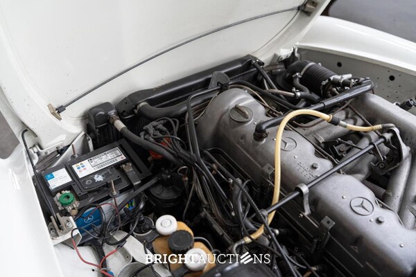 Mercedes-Benz 280 SL Pagode – Handgeschakeld – EU-uitvoering – 2.8 liter zes-in-lijn.