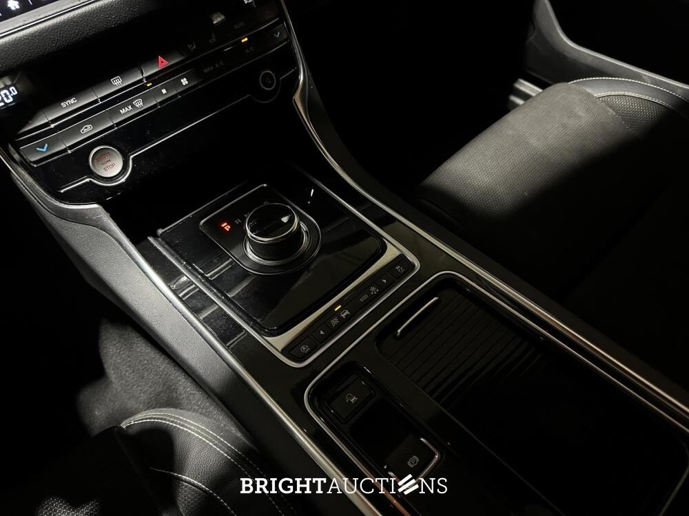 Jaguar XF 2.0t Portfolio R-Sport 250pk 2019 (Origineel-NL), ZF-064-T