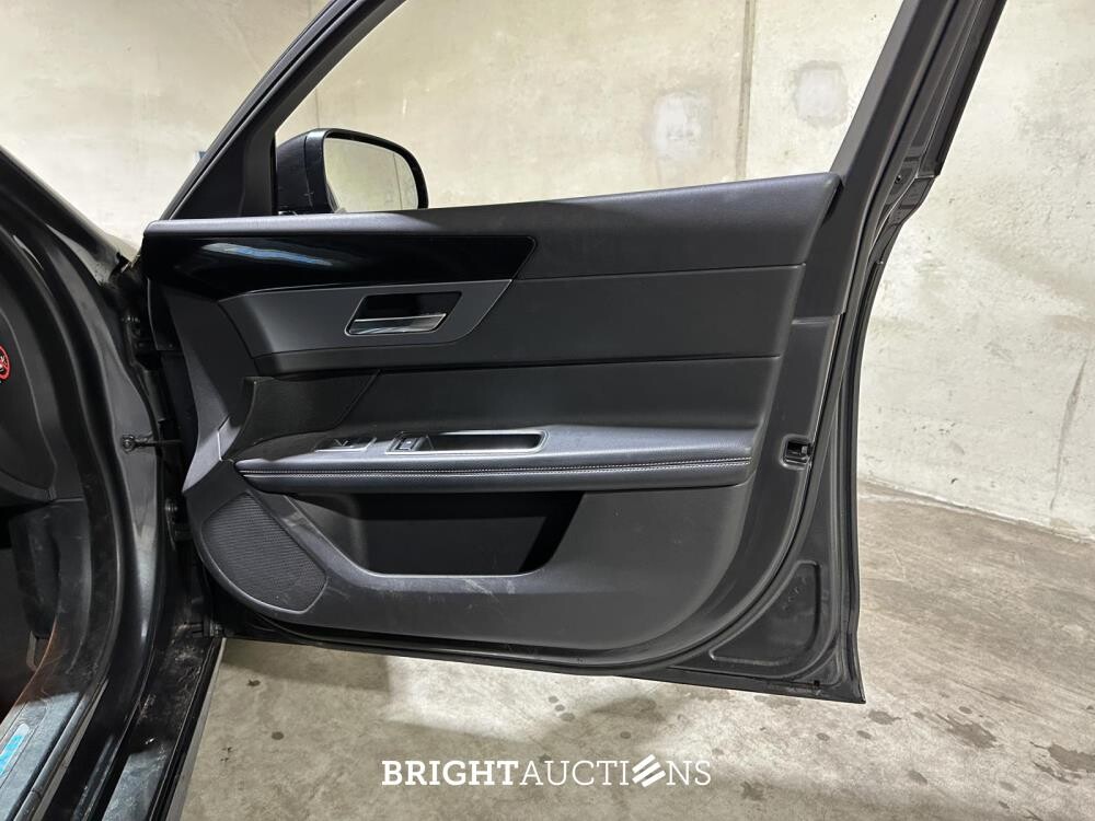 Jaguar XF 2.0t Portfolio R-Sport 250pk 2019 (Origineel-NL), ZF-064-T