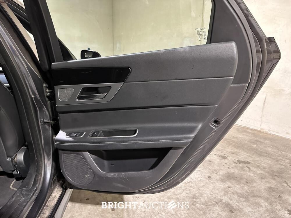 Jaguar XF 2.0t Portfolio R-Sport 250pk 2019 (Origineel-NL), ZF-064-T