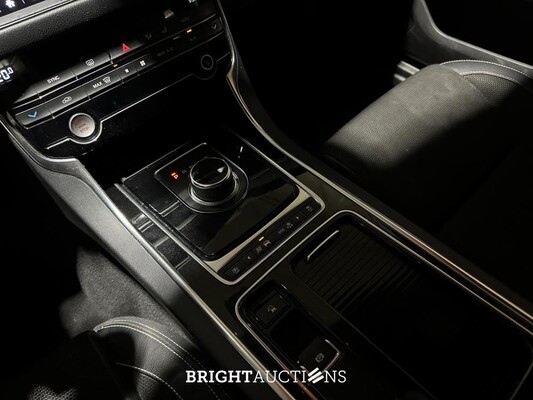 Jaguar XF 2.0t Portfolio R-Sport 250pk 2019 (Origineel-NL), ZF-064-T